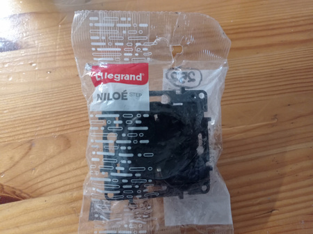 LEGRAND Niloe CZARNE Gniazdo zasilające SCHUKO 863520 2P+Z